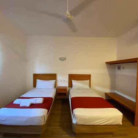 מנסניו Hotel Lb מראה חיצוני תמונה
