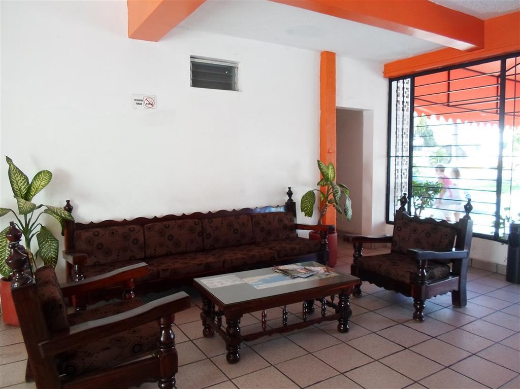 מנסניו Hotel Lb מראה חיצוני תמונה